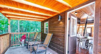 Walnut: Sleep 4, Tiny Cabin, Pets, Near Park/Lake