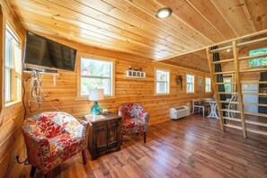TV - Walnut: Sleep 4, Tiny Cabin, Pets, Near Park/Lake (Broken Bow)