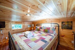 1 bedroom, WiFi, bed sheets - Walnut: Sleep 4, Tiny Cabin, Pets, Near Park/Lake (Broken Bow)