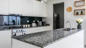 Fridge, oven, stovetop, coffee/tea maker