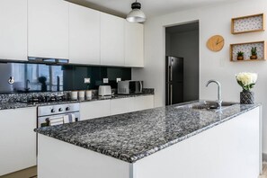 Fridge, oven, stovetop, coffee/tea maker