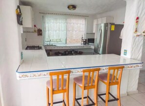 Refrigerador, microondas, parrilla de estufa y cafetera y tetera