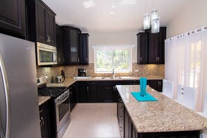 Kühlschrank, Geschirrspüler, Wasserkocher mit Kaffee-/Teezubehör, Mixer