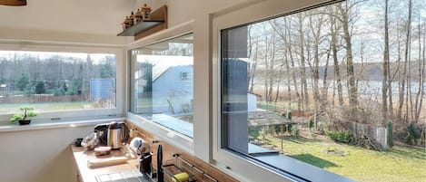 KĂŒhlschrank, Ofen, Herdplatte, Wasserkocher mit Kaffee-/Teezubehör