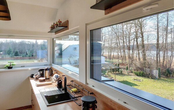Réfrigérateur, un four, surface de cuisson, cafetière-théière