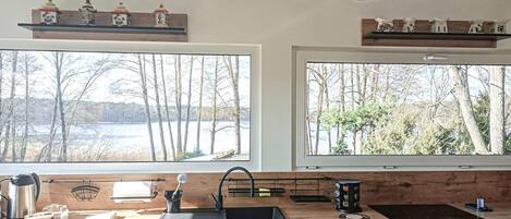 Kühlschrank, Ofen, Herdplatte, Wasserkocher mit Kaffee-/Teezubehör