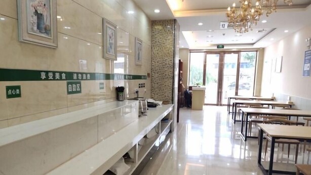 A clean, well-lit hotel lobby with a reception desk, seating area, and a chandelier. - Greentree Inn Yancheng Jianhu East Huiwen Road Columbus Square Business Hotel (Yancheng)