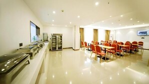 A spacious hotel lobby with a reception desk, a self-service kiosk, and a dining area with tables and chairs. - Greentree Inn Huanggang City Wuxue City Kanjiang Avenue (Huanggang)