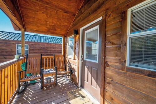 Redwood: Sleep 4, Tiny Cabin, Pets, Near Lake/Park
