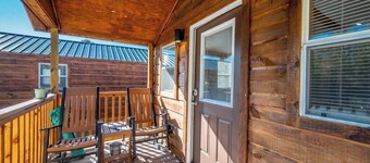 Redwood: Sleep 4, Tiny Cabin, Pets, Near Lake/Park