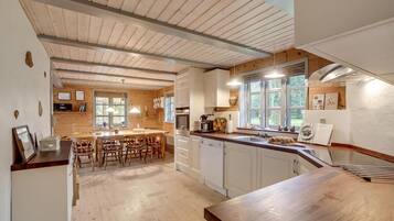 Køleskab, kogeplade, opvaskemaskine, kaffe-/temaskine