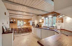 Fridge, microwave, stovetop, dishwasher - 3 bedroom gorgeous home in Højslev (Højslev)