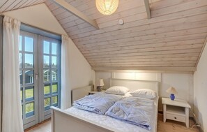 2 bedrooms, travel cot, free WiFi