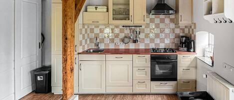 Jääkaappi, liesi, astianpesukone, kahvin-/teenkeitin