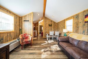 TV - Cedar: Sleeps 4, Tiny Cabin, Pets, Near Park/Lake (Broken Bow)