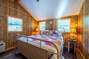 1 bedroom, WiFi, bed sheets - Cedar: Sleeps 4, Tiny Cabin, Pets, Near Park/Lake (Broken Bow)