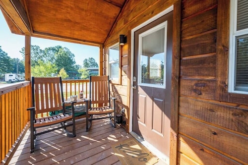 Cedar: Sleeps 3, Tiny Cabin, Pets, Near Park/Lake