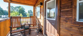 Cedar: Sleeps 3, Tiny Cabin, Pets, Near Park/Lake