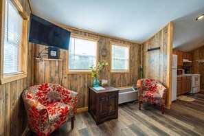 TV - Cedar: Sleeps 4, Tiny Cabin, Pets, Near Park/Lake (Broken Bow)