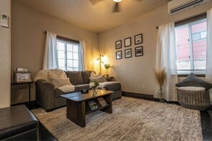 Smart-TV, Kamin, Bücher