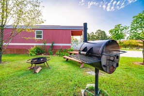 Outdoor dining - Ranch: Sleeps 4, Tiny Cabin, Pets, Near Park/Lake (Broken Bow)