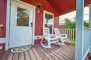 Terrace/patio - Ranch: Sleeps 4, Tiny Cabin, Pets, Near Park/Lake (Broken Bow)