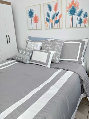 2 slaapkamers, een strijkplank/strijkijzer, gratis wifi, beddengoed