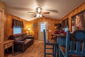 TV - Choctaw: Sleep 4, Tiny Cabin, Pets, Near Park/Lake (Broken Bow)