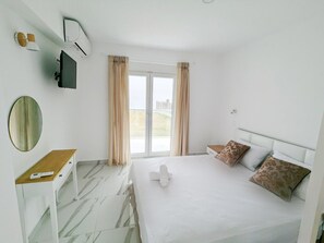 Minibar, desk, soundproofing, free WiFi