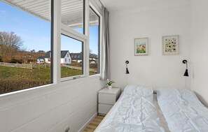 2 bedrooms, iron/ironing board, free WiFi