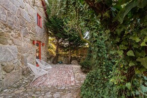 Terrace/patio - GuestReady - Quintinha casas do jardim 1 (Arcos de Valdevez)