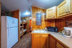 Réfrigérateur, four à micro-ondes, un four, surface de cuisson