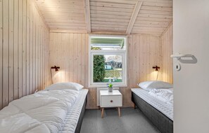 2 bedrooms, travel crib, free WiFi