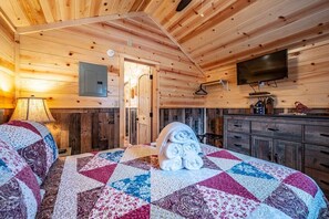 1 bedroom, WiFi, bed sheets - Willow: Sleeps 3, Tiny Cabin, Pets, Near Lake/Park (Broken Bow)