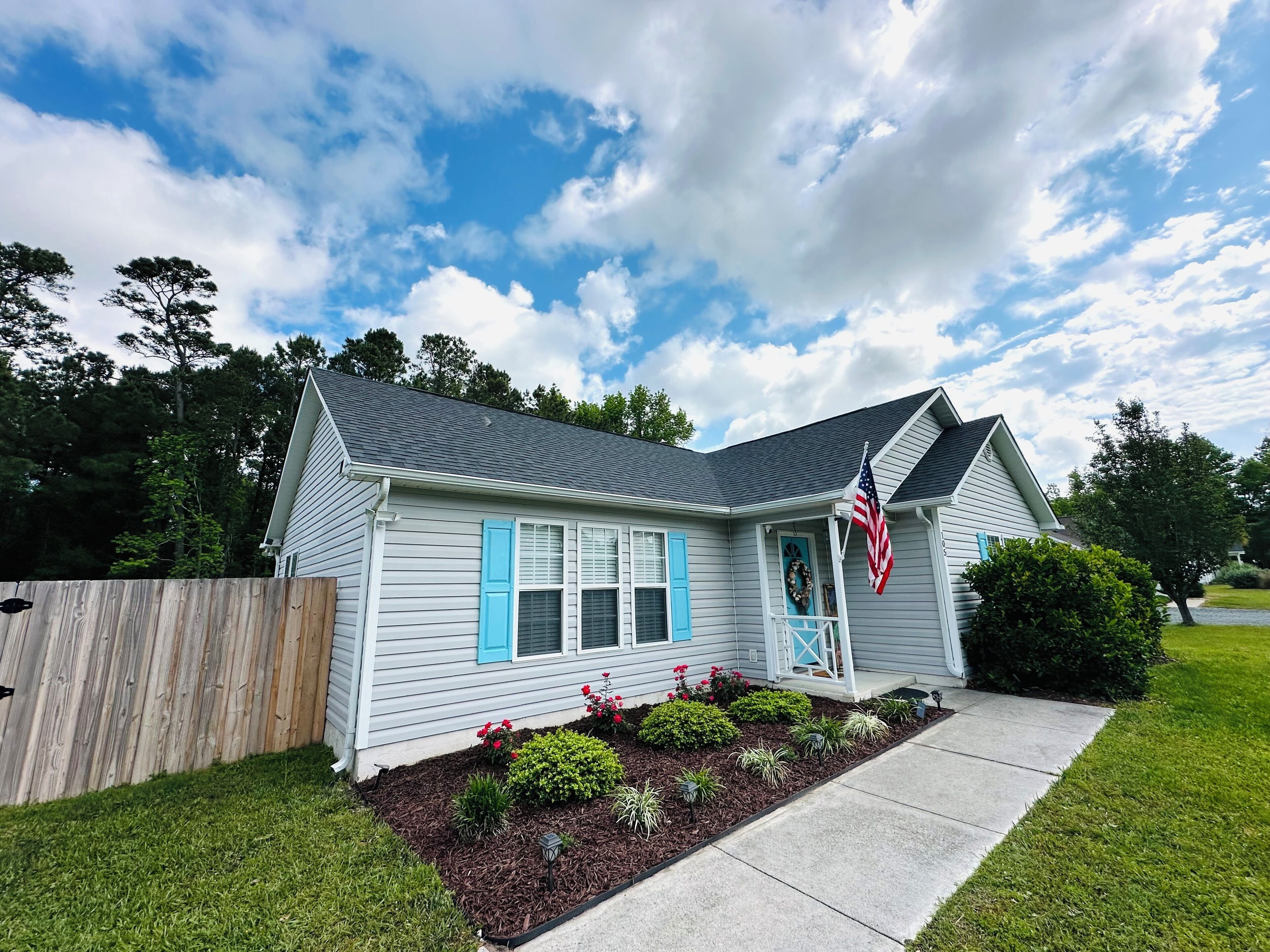 Surf City Off Island Retreat! 2.5 mi to beach - Flexible booking days!