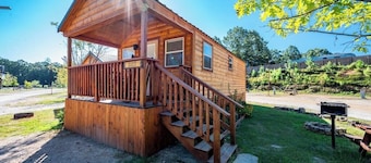 Sugar Maple: Sleep 3, Tiny Cabin, Pets, Near Lake
