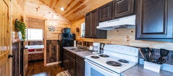 Sugar Maple: Sleep 3, Tiny Cabin, Pets, Near Lake
