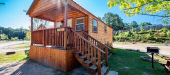 Sugar Maple: Sleep 3, Tiny Cabin, Pets, Near Lake