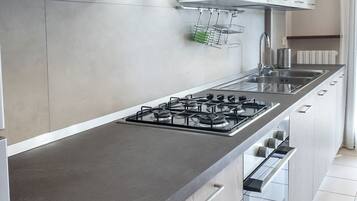 Frigorifero, forno, lavastoviglie, tavolo da pranzo