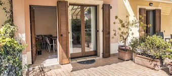 S289 - Sirolo, delightful one bedroom apartment with porch