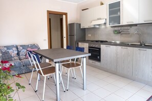 Een koelkast, een oven, een vaatwasser, een eettafel