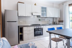 Refrigerador, horno, lavavajillas, mesa de comedor