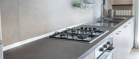 雪櫃、焗爐、洗碗機、餐桌