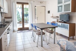 Fridge, oven, dishwasher, dining tables - S289 - Sirolo, delightful one bedroom apartment with porch (Sirolo)