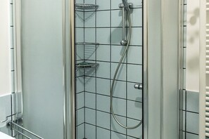 Shower, bidet, towels - S289 - Sirolo, delightful one bedroom apartment with porch (Sirolo)