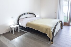 1 bedroom, bed sheets