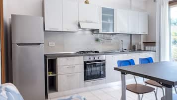 Frigorifero, forno, lavastoviglie, tavolo da pranzo
