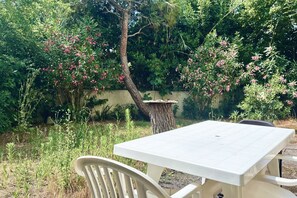 Outdoor dining - M334 – Marcelli, one bedroom apartment with garden 30 meters from the sea (Marcelli)