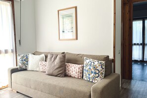 TV - M334 – Marcelli, one bedroom apartment with garden 30 meters from the sea (Marcelli)