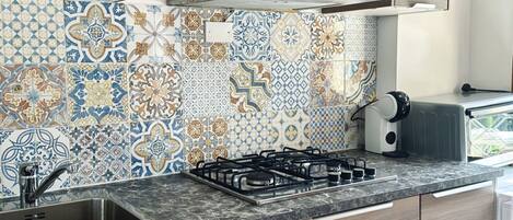 ثلاجة، مائدة طعام